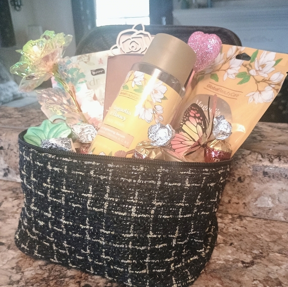 Women's pamper me basket Custom Gift Basket Christmas - Picture 5 of 6